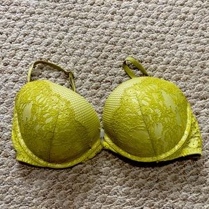 Victoria’s Secret Bra like new!! Check out my other posts for discounts